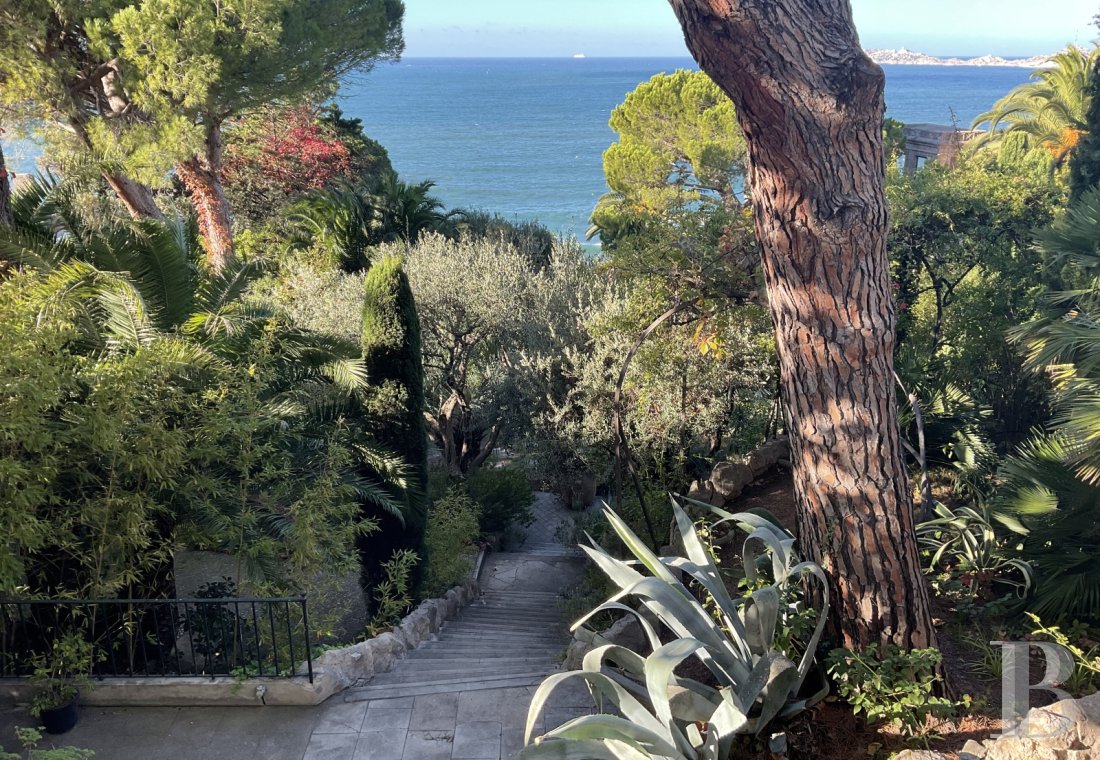À Marseille, au cœur du Roucas-Blanc, une villa du 19ème siècle et ses spectaculaires jardins et rocailles dominant la corniche - photo  n°6